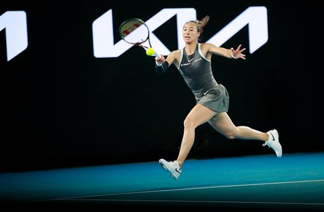 （体育）（10）网球——澳网：郑钦文首轮晋级XxjpseC007096_20250112_PEPFN0A001 (11).jpg